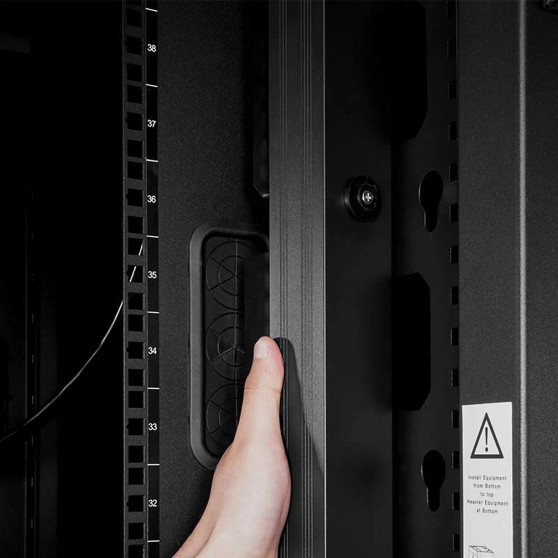 SFPS 21.06kW 3-Phase 32A/380V Switched Rack PDU, 21 x C13 & 3 x C19 Outlets, IEC309 32A 3P+N+E Plug, 10ft Cord, 0U Vertical