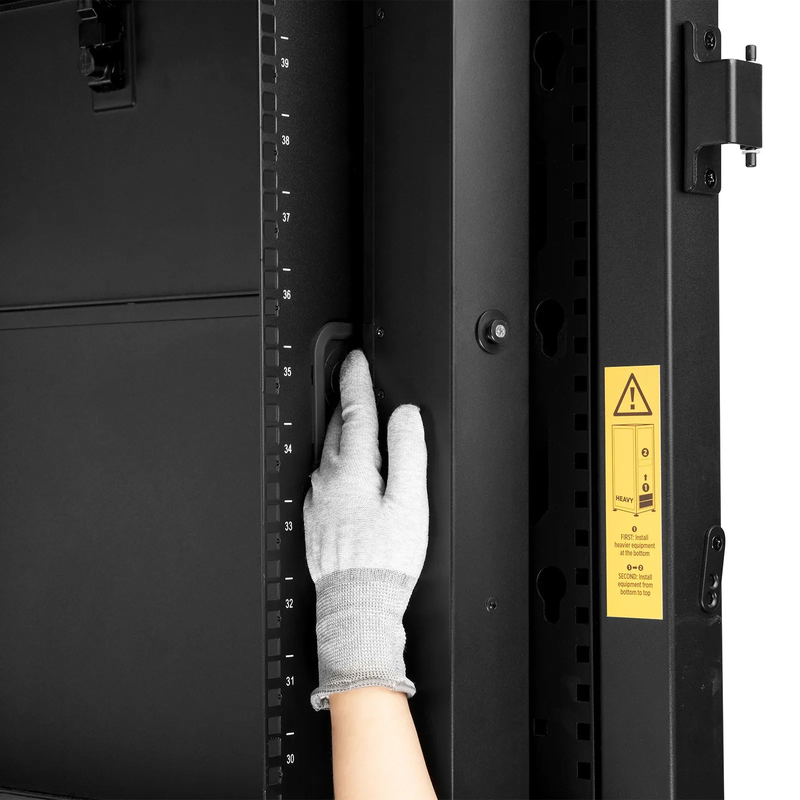 SFPS 7.20kW Single-Phase 30A/240V Switched Rack PDU, 21 x C13 & 3 x C19 Outlets, NEMA L6-30P Plug, 10ft Cord, 0U Vertical